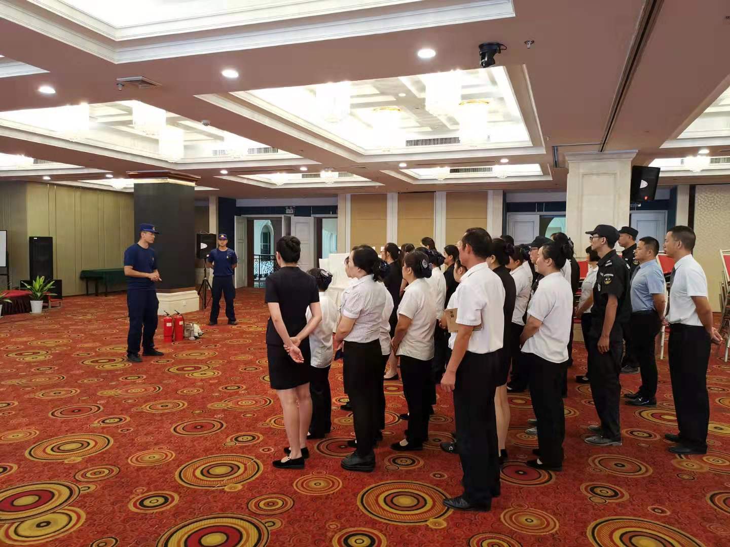 酒店举行消防实战培训记(图1) 酒店举行消防实战培训记(图1)