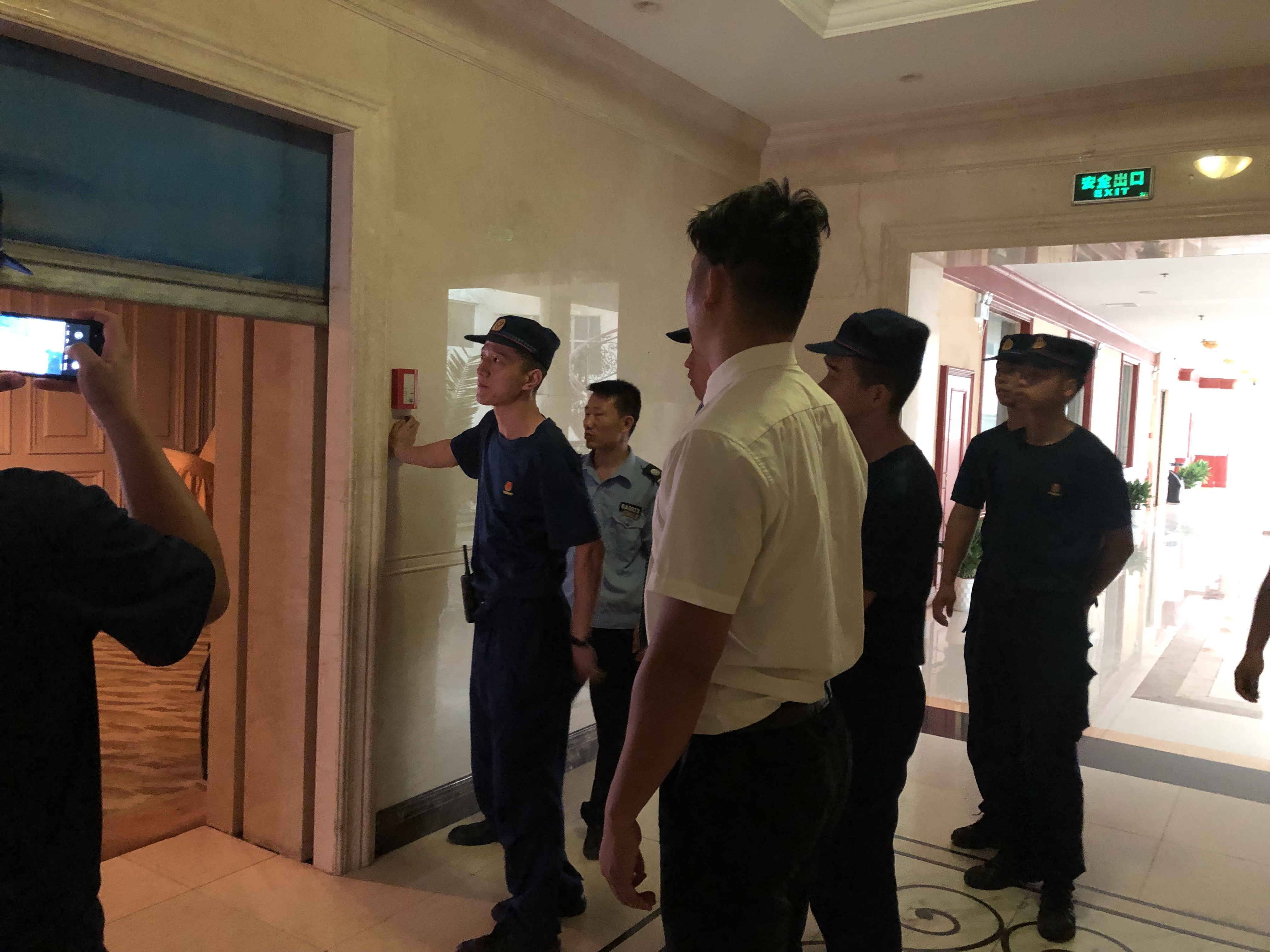 酒店举行消防实战培训记(图3) 酒店举行消防实战培训记(图3)